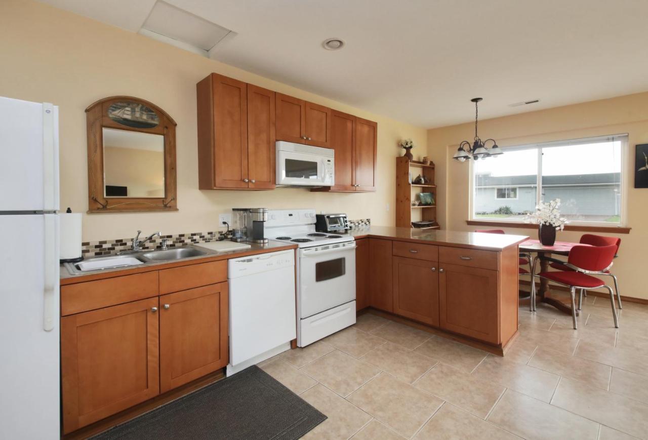 Maxwelton Beach Sunsets! Kayaks & Paddleboards! 1 Min Walk To The Water! Clinton Exterior photo